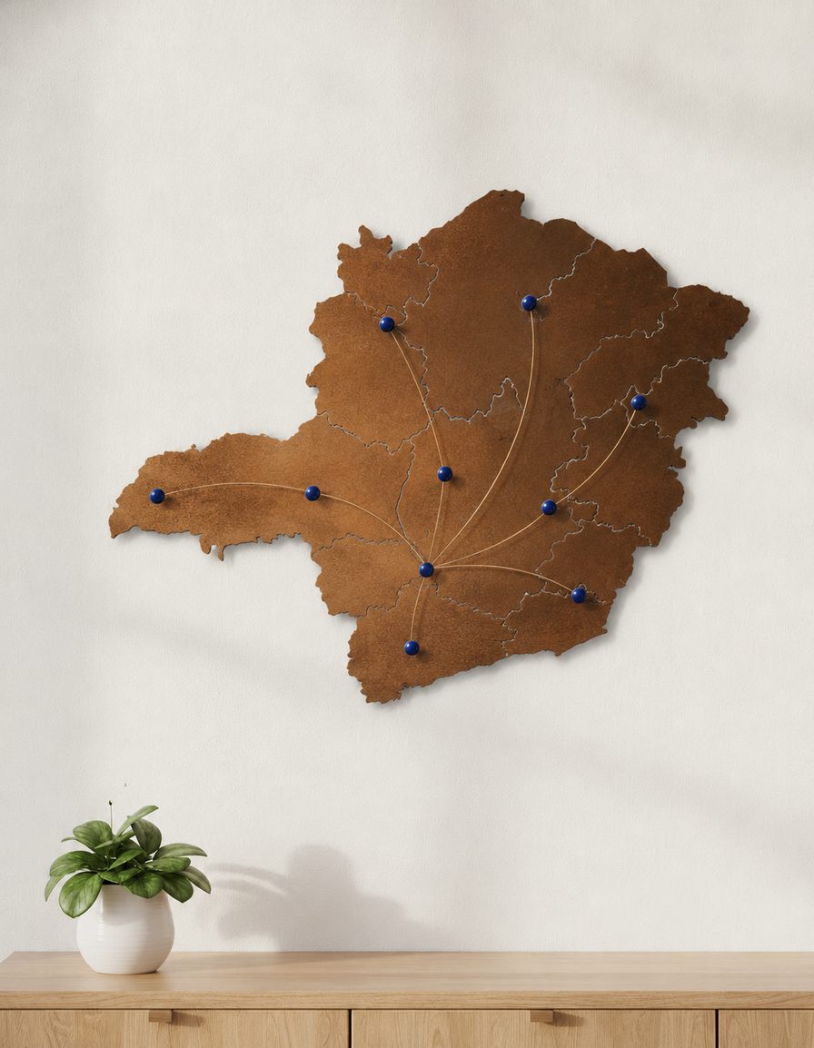 Mapa de Minas Gerais em madeira com pinos indicando Belo Horizonte e Região Metropolitana